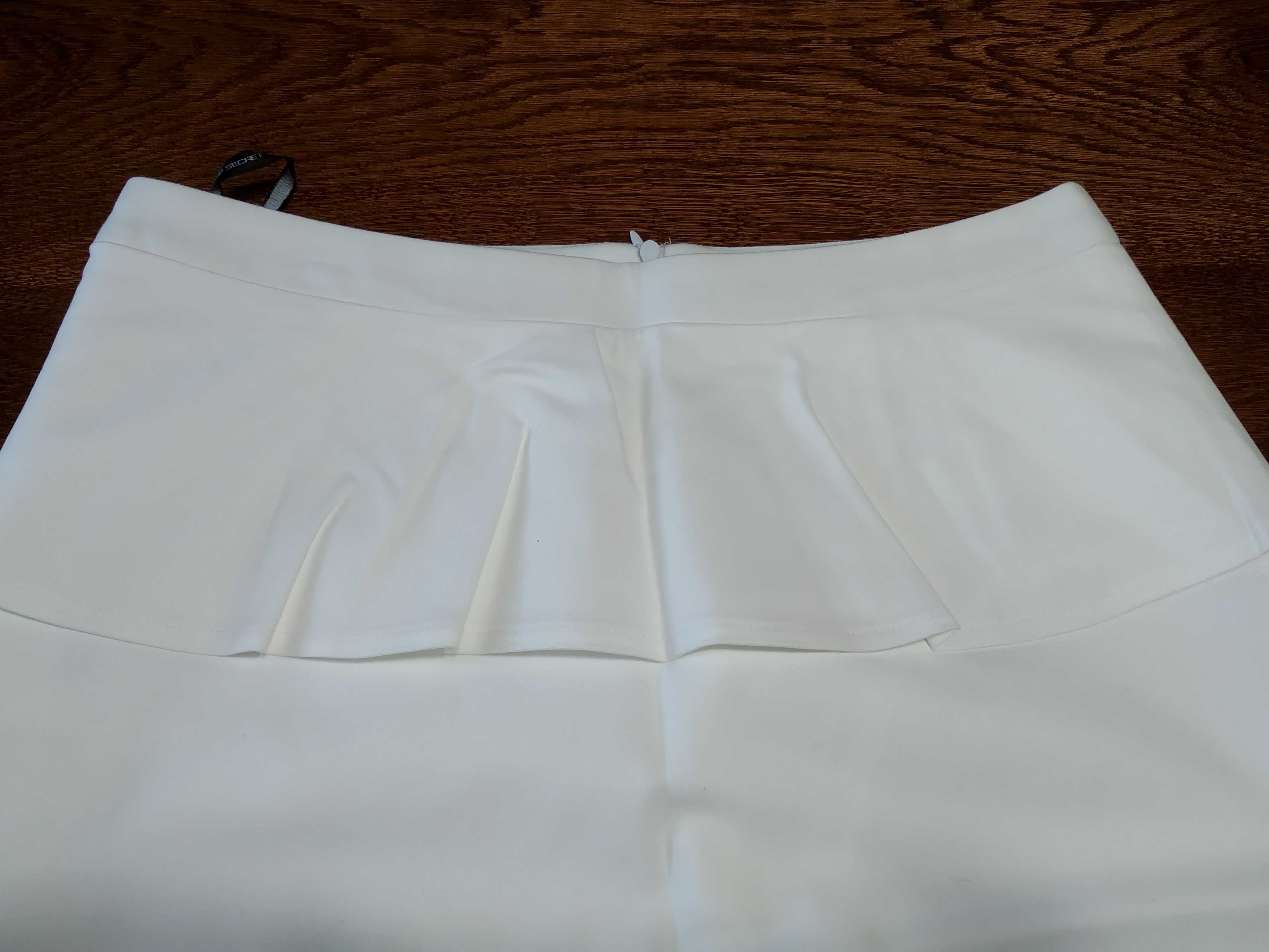 Biała ołówkowa spódnica z baskinką roz.40 Top Secret