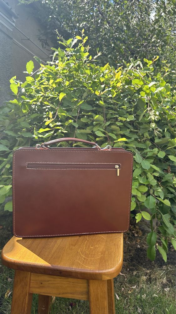 Коричневий шкіряний портфель
