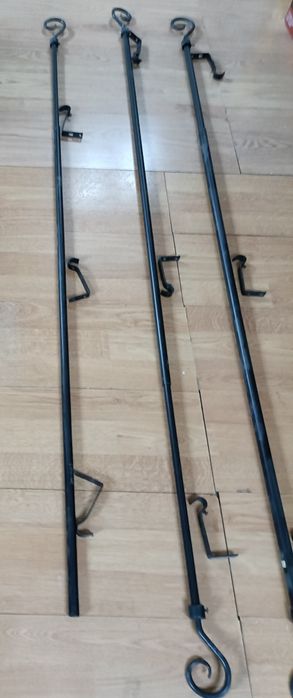 Vários varões de cortinados pretos