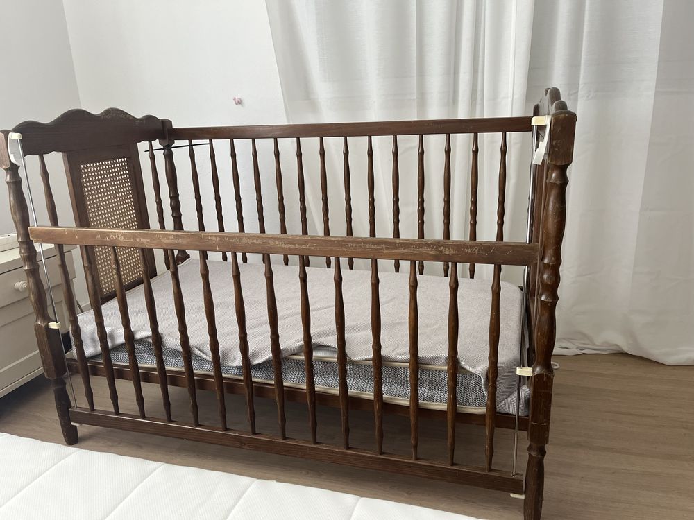 Berço/ cama de grades de madeira e palhinha para restaurar