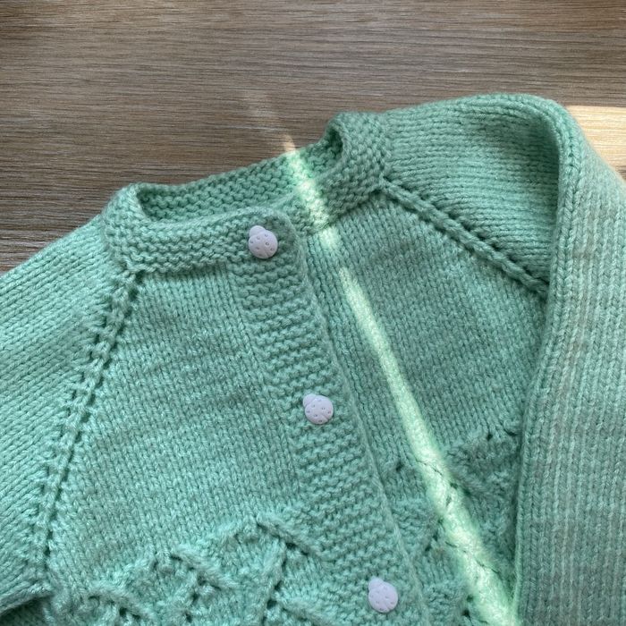 В’язаний светр ручної роботи для дівчинки 2–3 років.