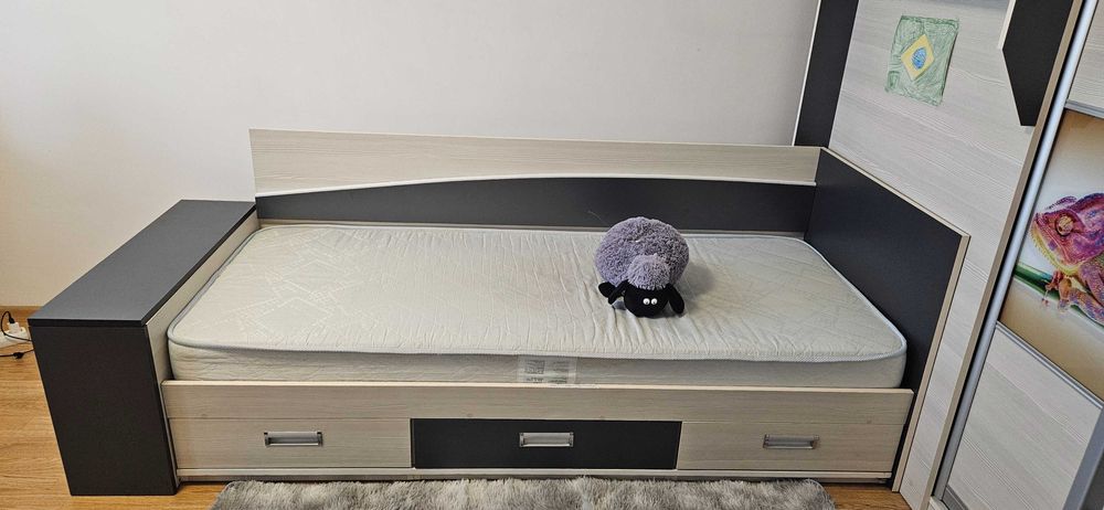 Продаємо дитячу кімнату, є два матраци в хорошому стані.