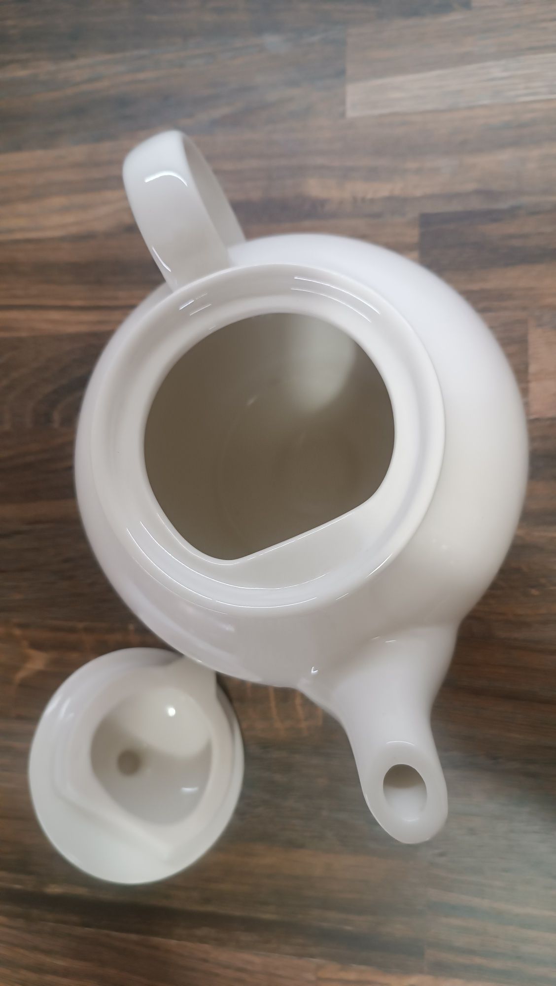 Biały porcelanowy dzbanek.