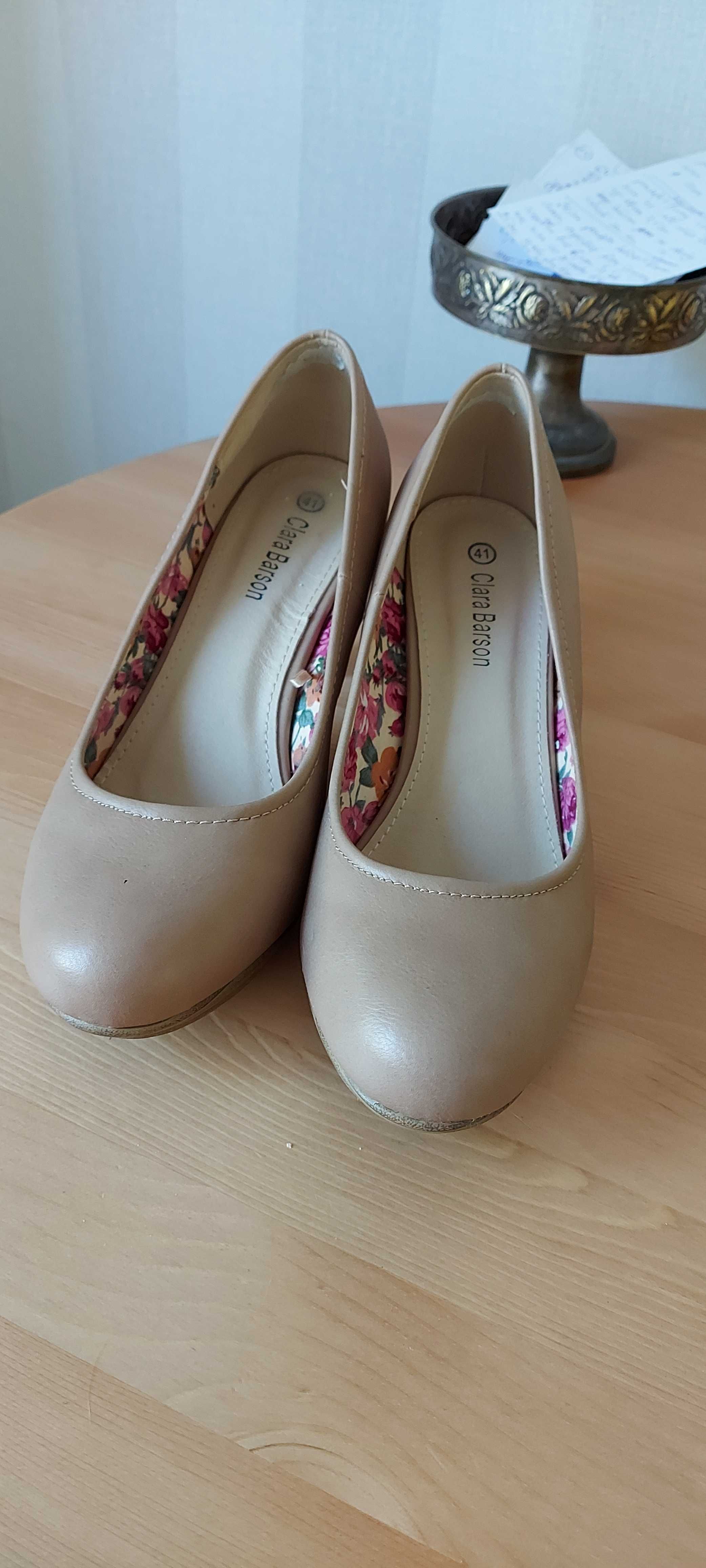 Buty na obcasie beżowe