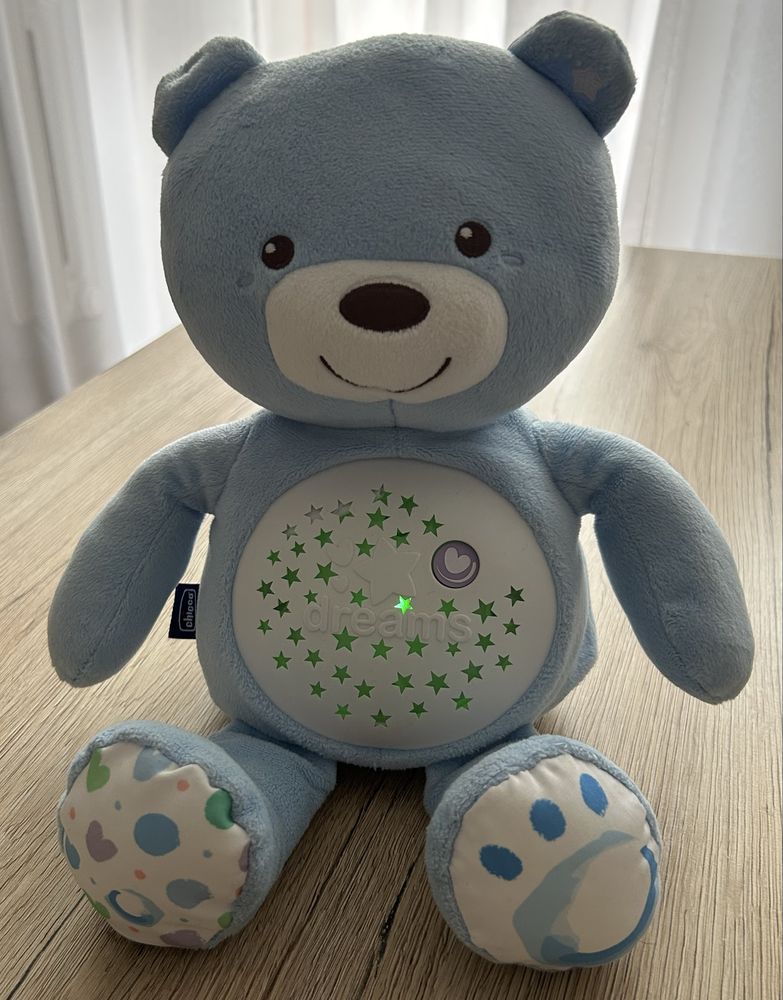 Miś z projektorem 3 w 1 lampka + kołysanki firmy Chicco