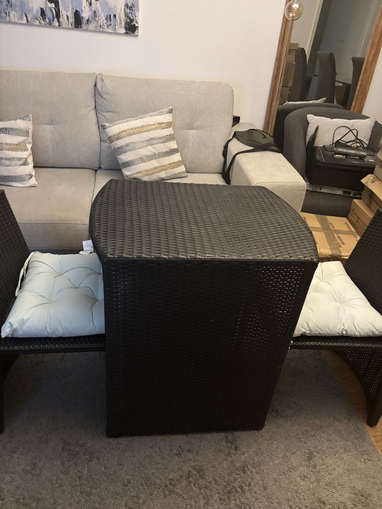 Mesa de exterior com duas cadeiras