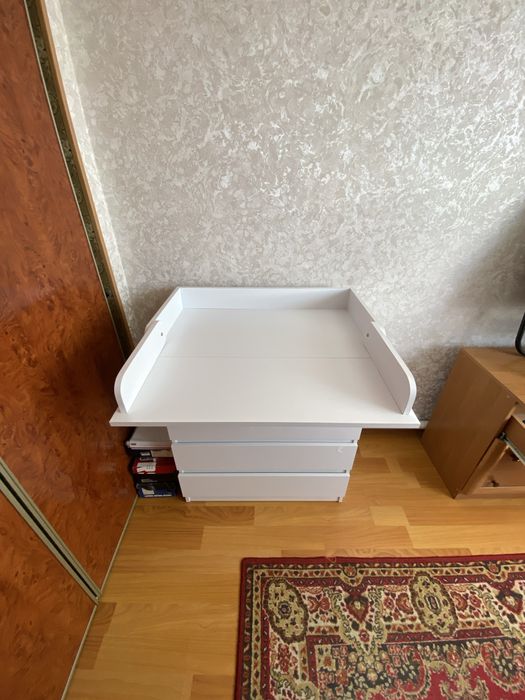 Комод з пеленальним столиком для немовлят.