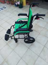 Cadeira de rodas desdobrável com travões