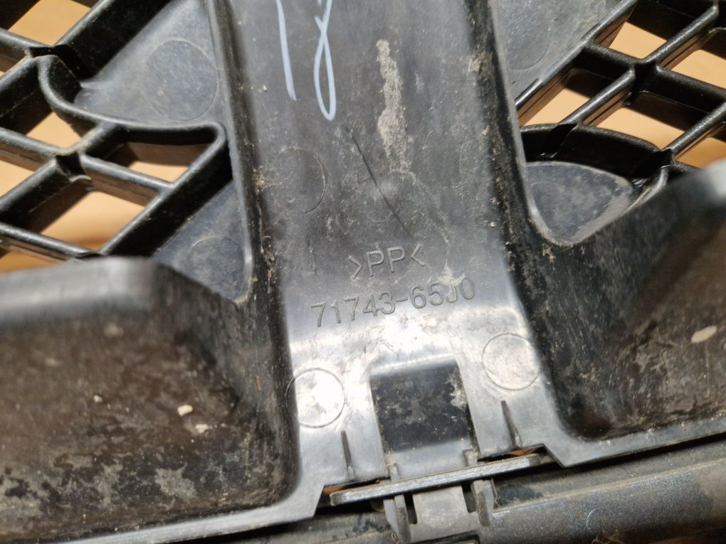 Grill atrapa zderzaka emblemat Suzuki Grand Vitara II kolor ZDL