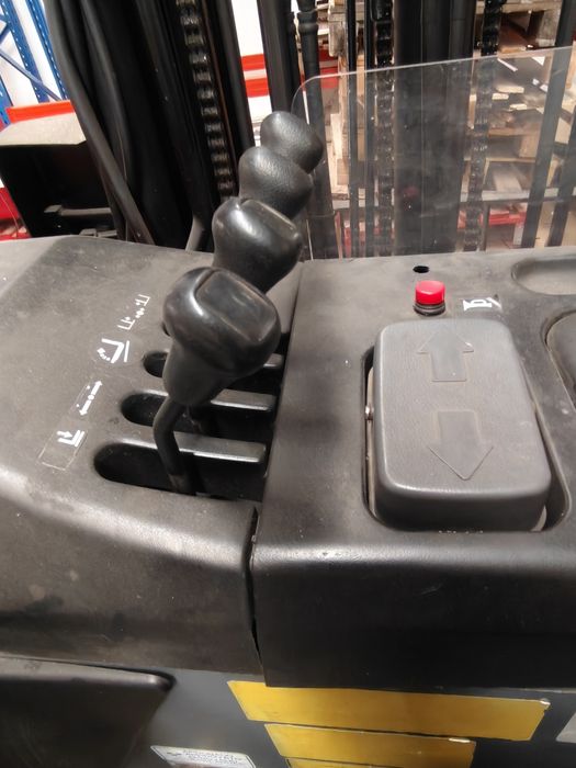 Empilhador Retrátil em Excelente Estado – Ideal para Armazéns e Logíst