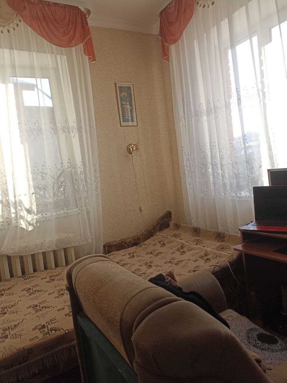 Продаж затишного будинку недалеко від центру міста.