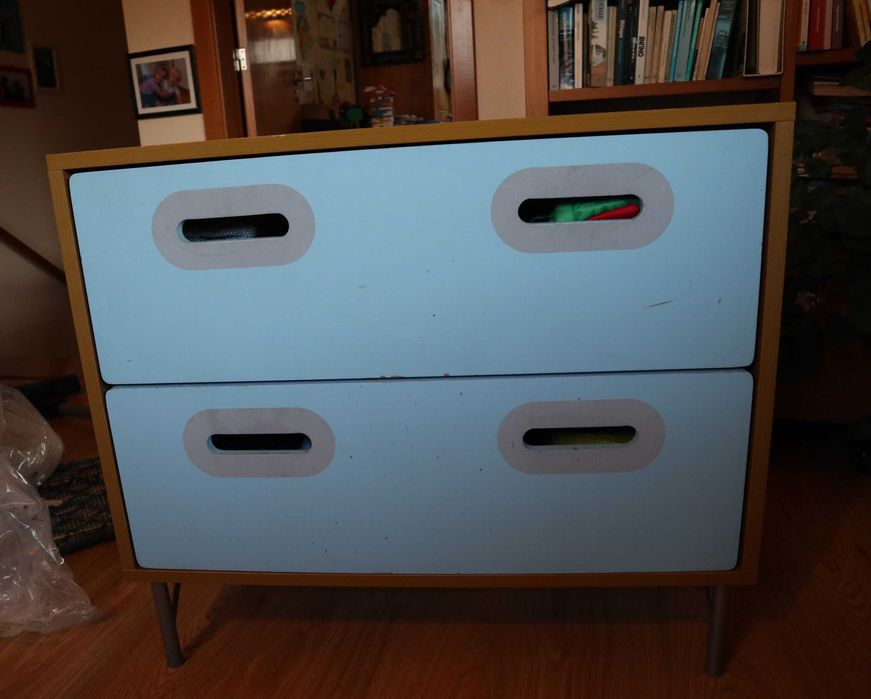 Cama carro para criança com colchão + comoda + mesa de cabeceira