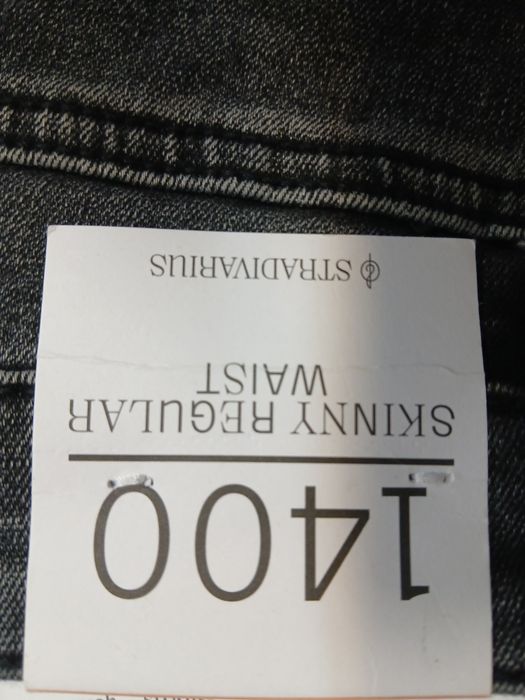 Czarne dzinsy ze Stradivariusa 1400