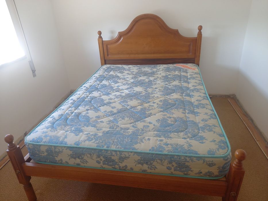Cama de casal em muito bom estado