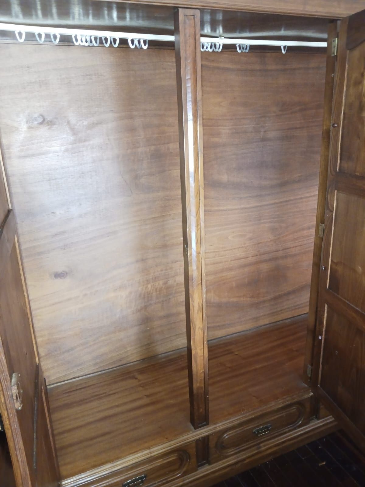 Vendo quarto completo - cama, comoda, roupeiro