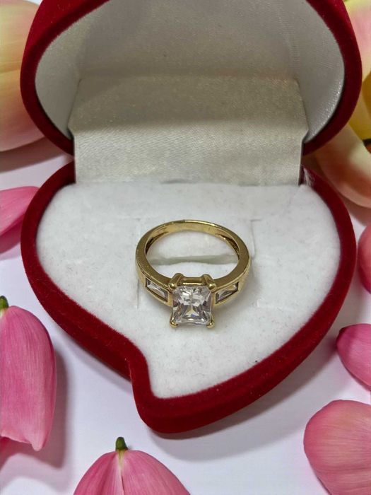 Śliczny pierścionek z dużym prostokątnym oczkiem 3,15 (G) / 585 / R. 9