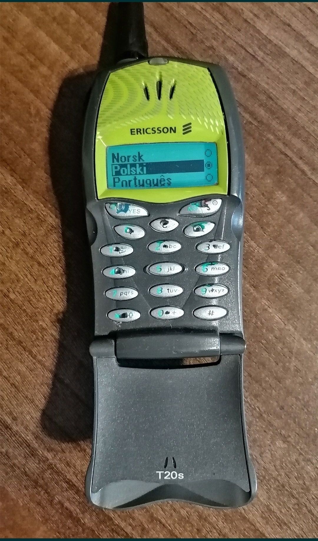 Ericsson T 20 z orginalną ładowarką.