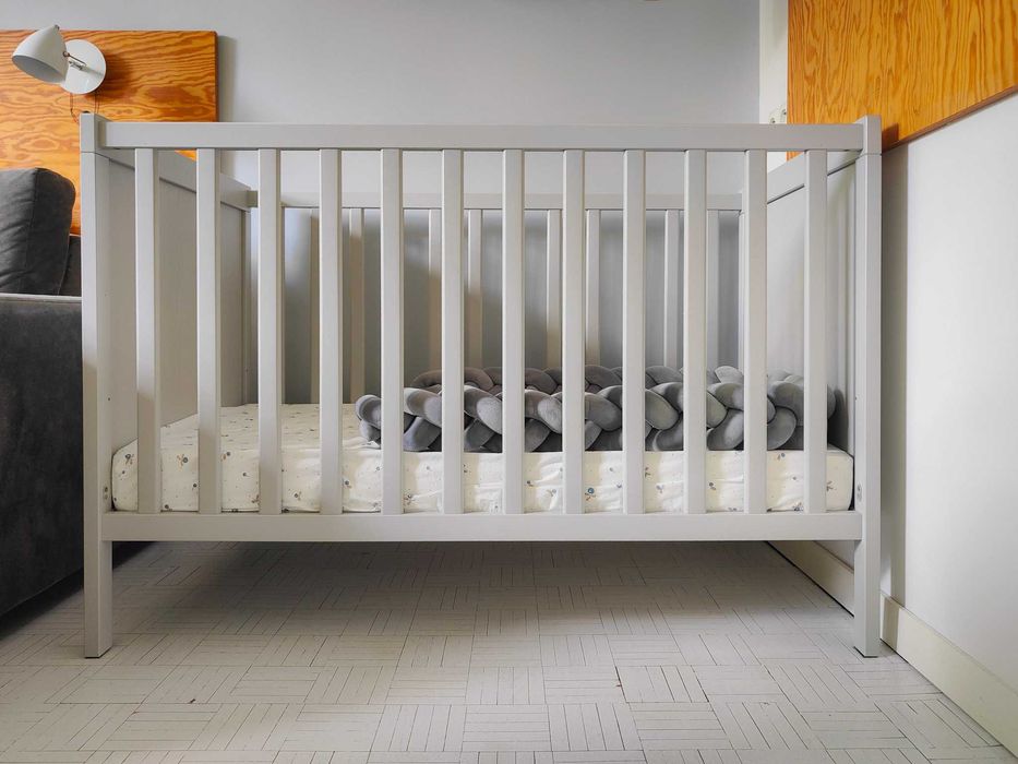 Łóżeczko IKEA SUNDVIK 120×60 szare + materac JÄTTERÖTT