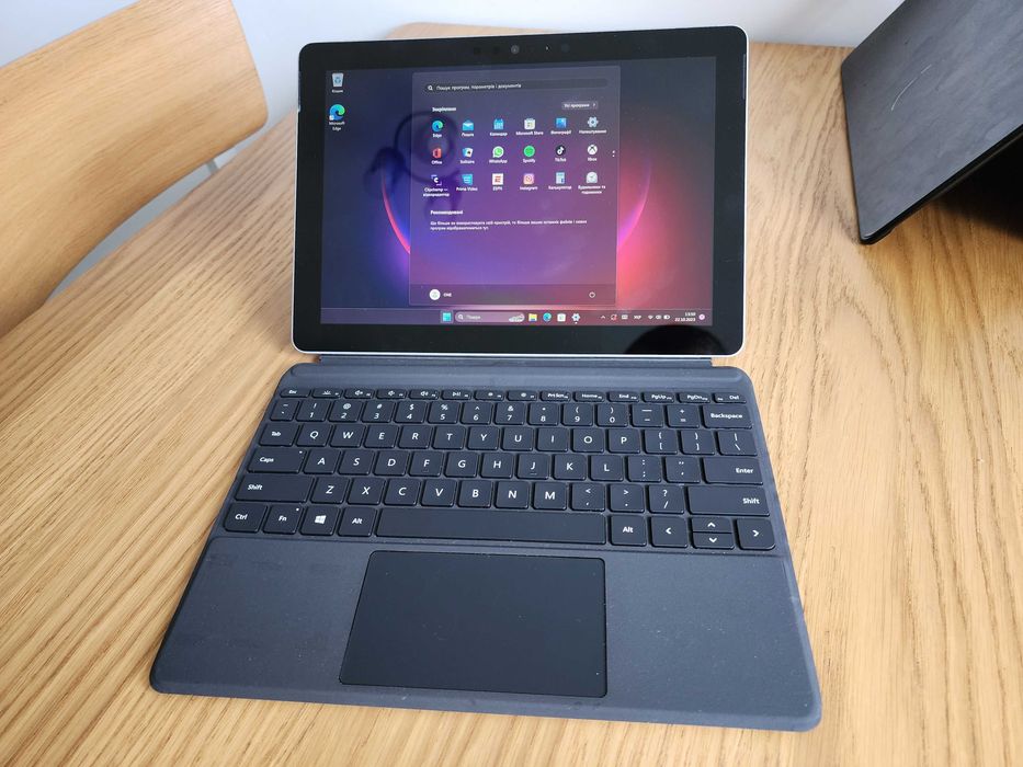 Планшет Microsoft Surface Go  - 10.1" Pentium Gold 4415Y 4/64GB