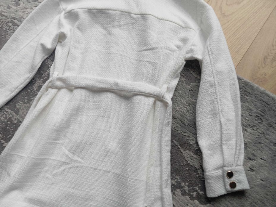 Biały płaszcz narzutka Mohito S 36 złote guziki z paskiem