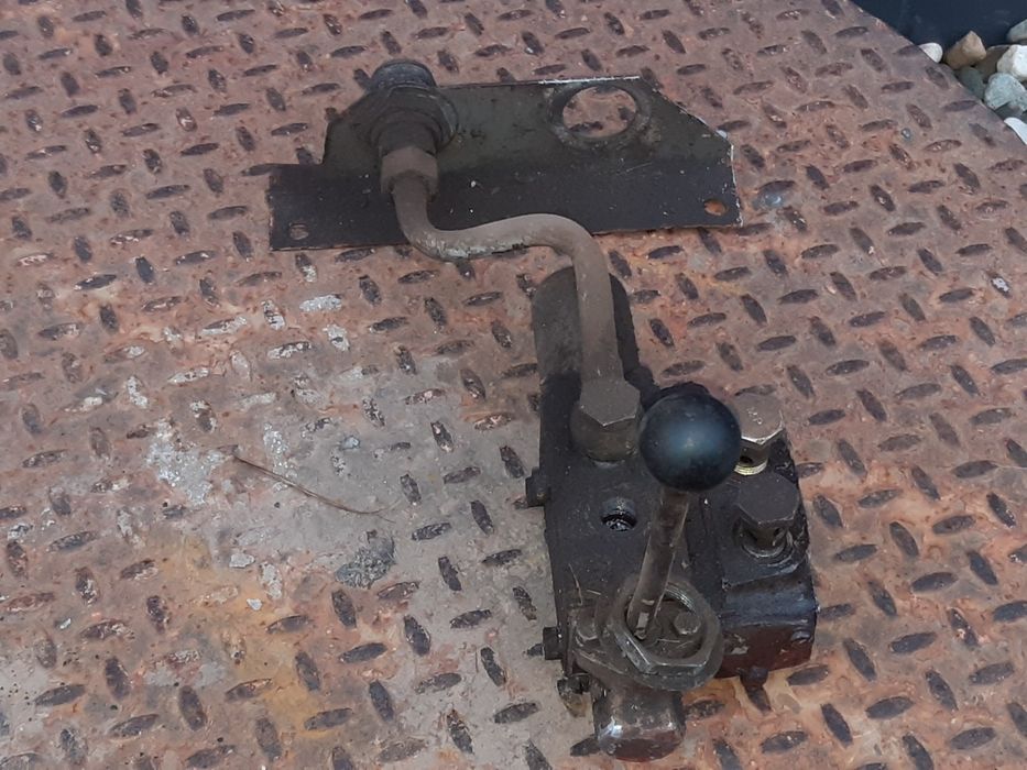 Ursus c 328 330 czesci rozdzielacz  zawor pneumatyczny pompa