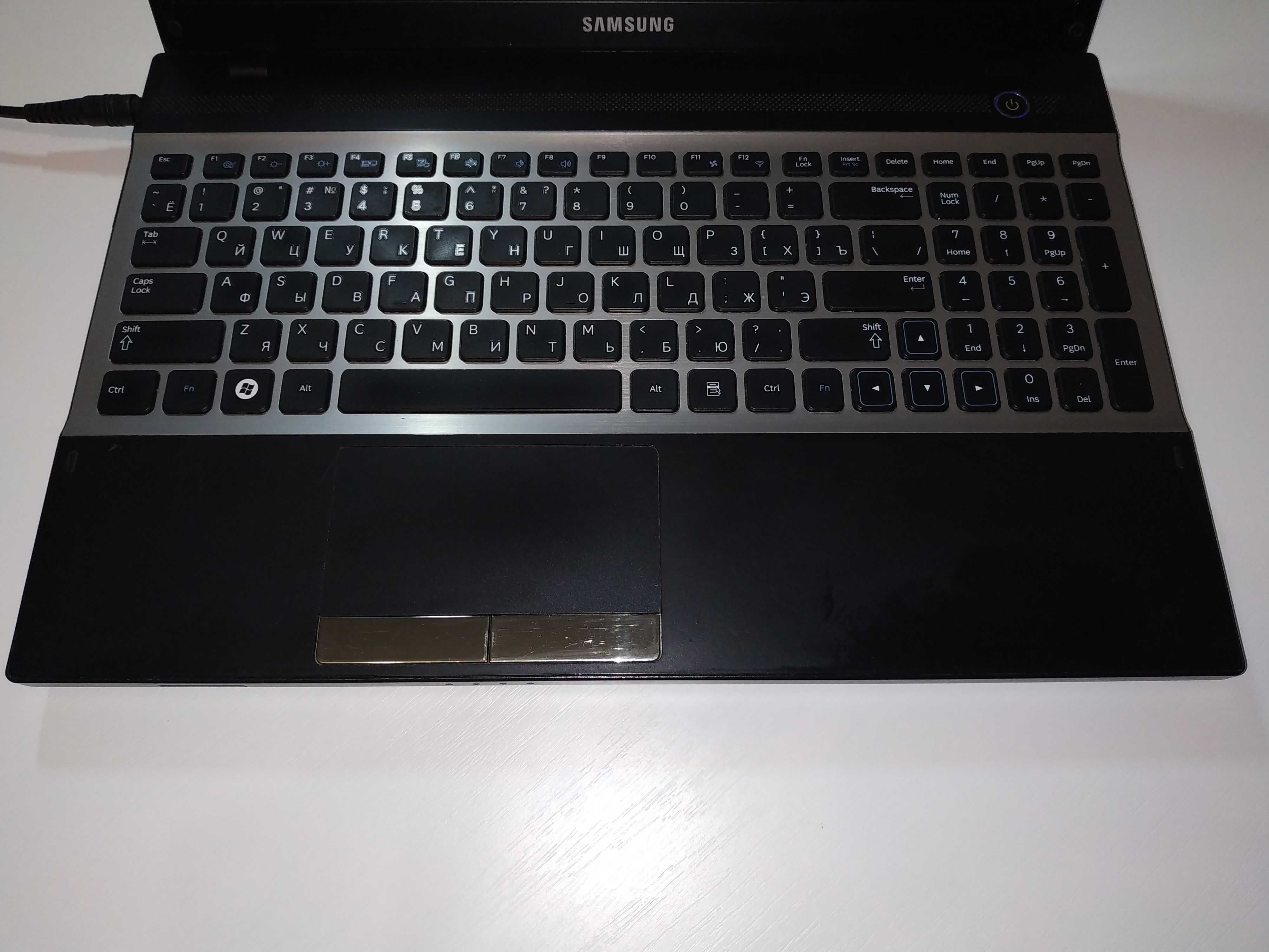 Ноутбук Samsung NP305V5A / 15.6" / A8-3530MX / ОЗУ 6ГБ / HDD 500ГБ