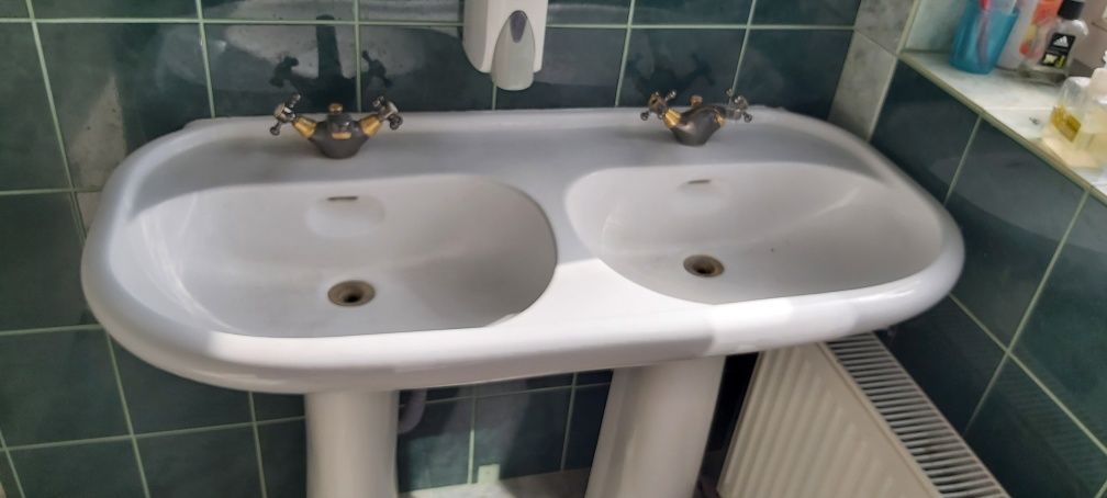 Podwójna umywalka z bateriami, solidna