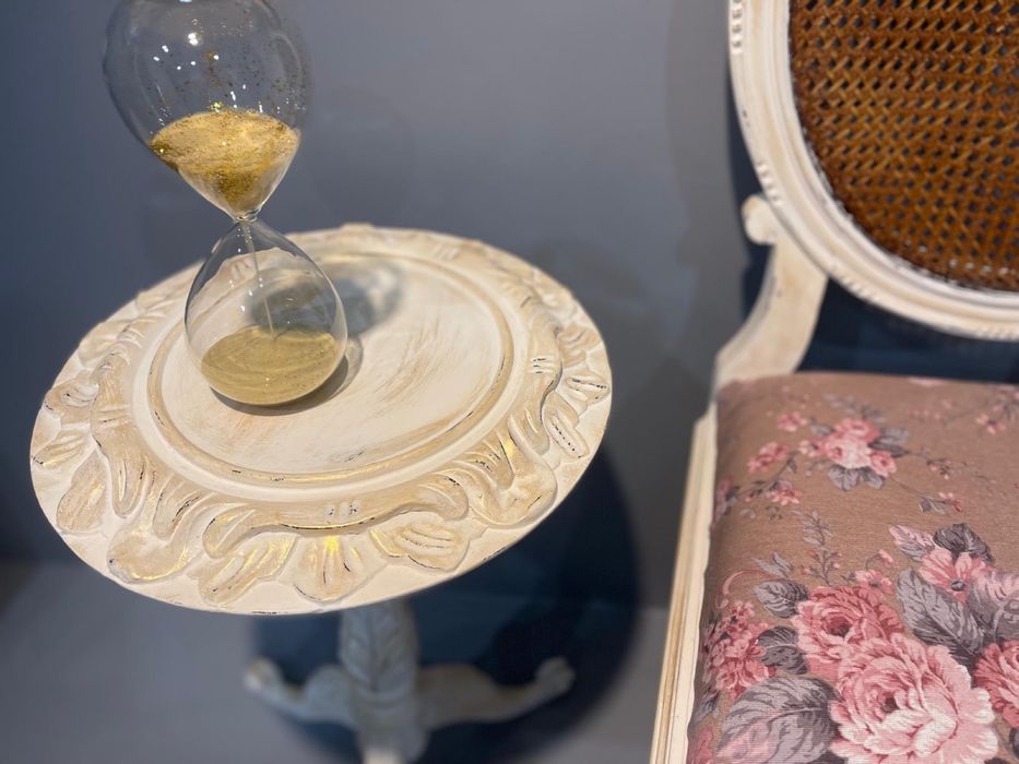 Conjunto Clássico Vintage – Mesa de Apoio + Cadeira  Luís XVI