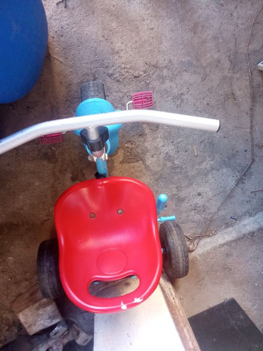 Duas bikes criança. Uma Chicco.