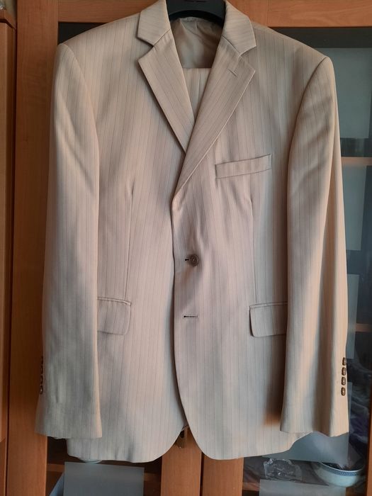 Męski jasny garnitur