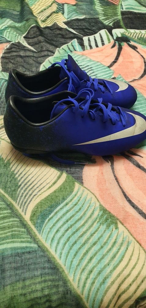 Chuteiras n33 novas cr7