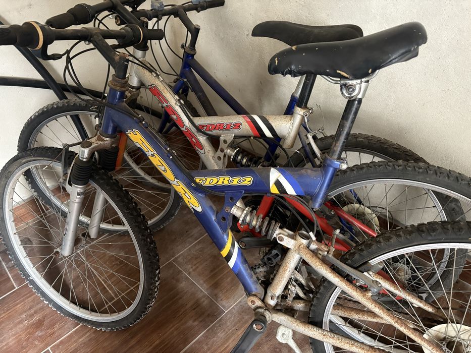 3 bicicletas velhas