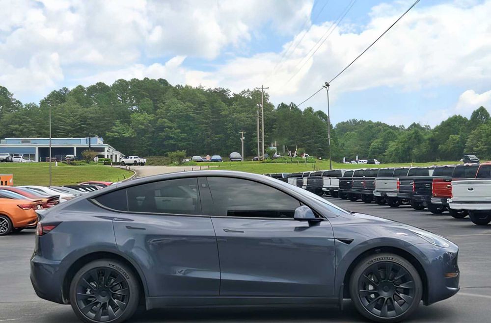 Tesla Model Y      2022