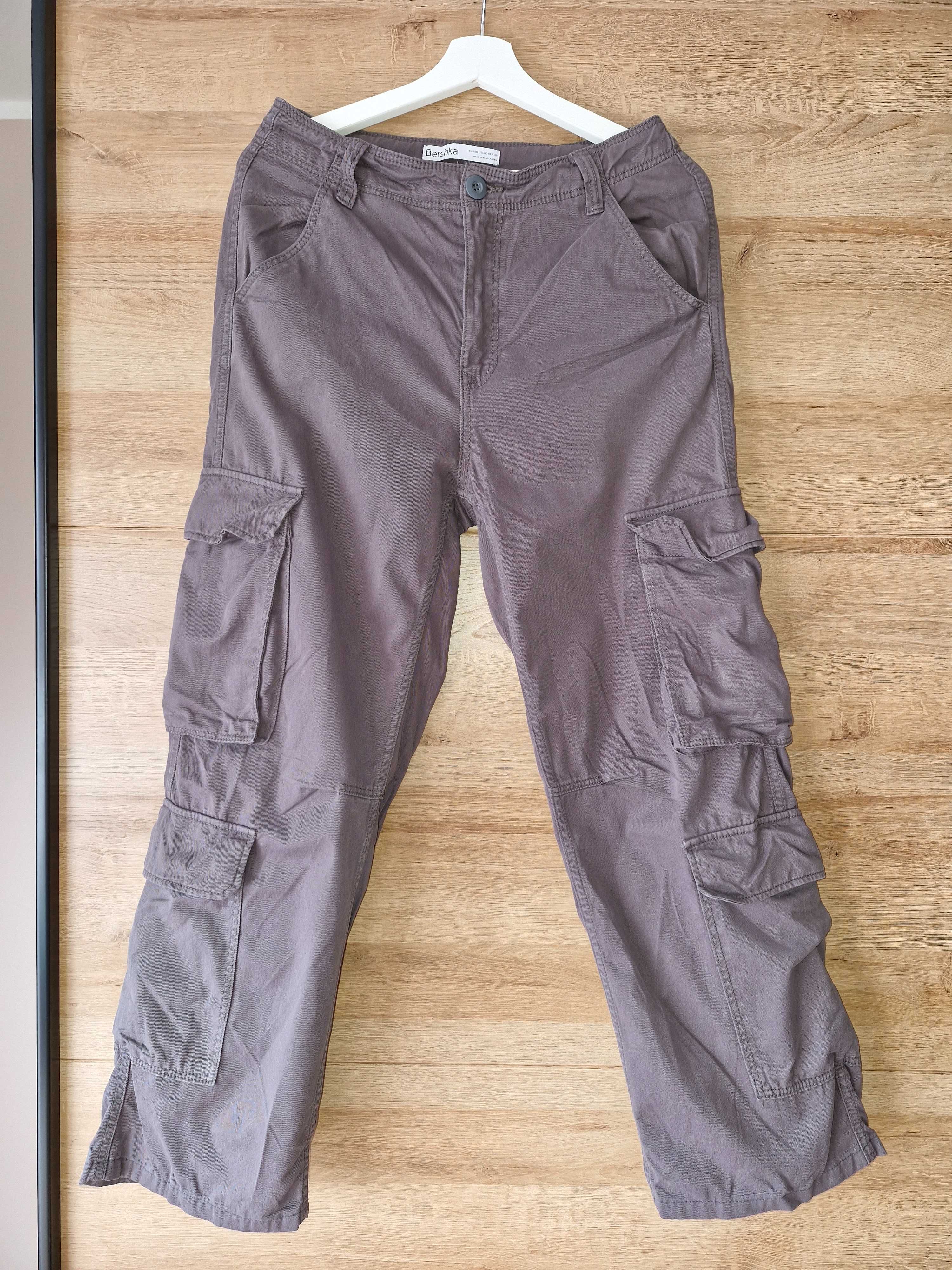 Szare spodnie cargo z firmy Bershka w rozmiarze M