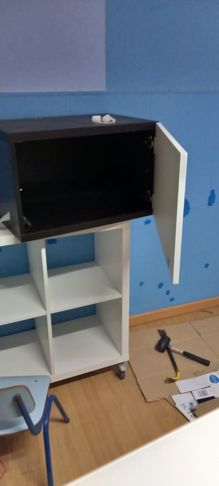 Móvel 60cm preto com portas brancas