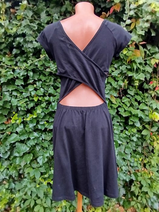 Czarna bawełniana sukienka letnia z odkrytymi plecami i krótkim rękawe