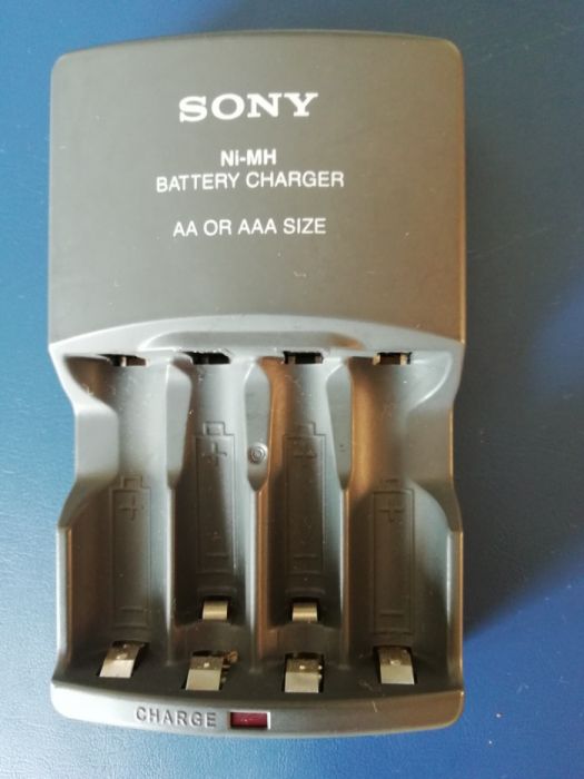 Carregador Sony de baterias AA e AAA