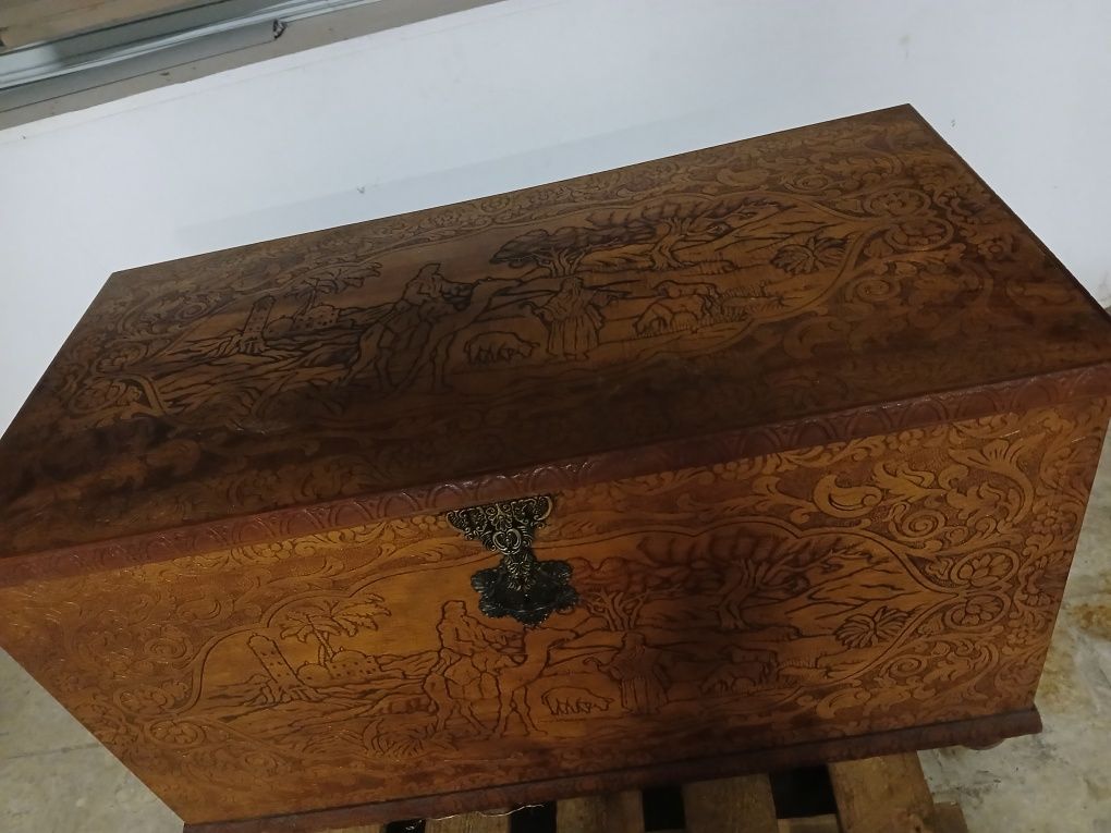 Vendo arca em bom  estado  mas  com fecho  danificado
