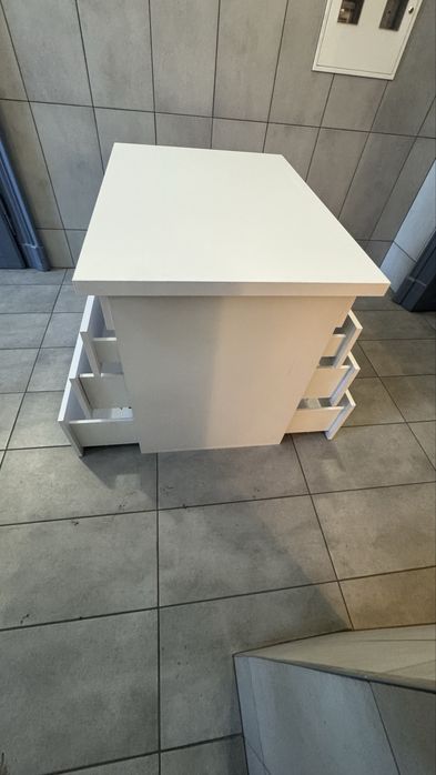 Komoda z szufladami z dwóch stron