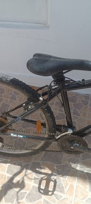 Bicicleta preta com mudanças