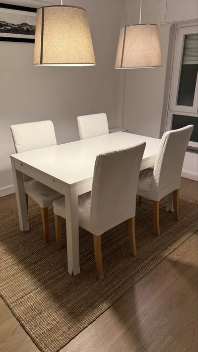 Mesa extensível IKEA + 4 cadeiras com capas brancas (140 → 180 cm)