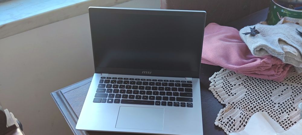 Portátil MSI 14C7M Ryzen 5 7250, 8gb, 512gb excelente estado