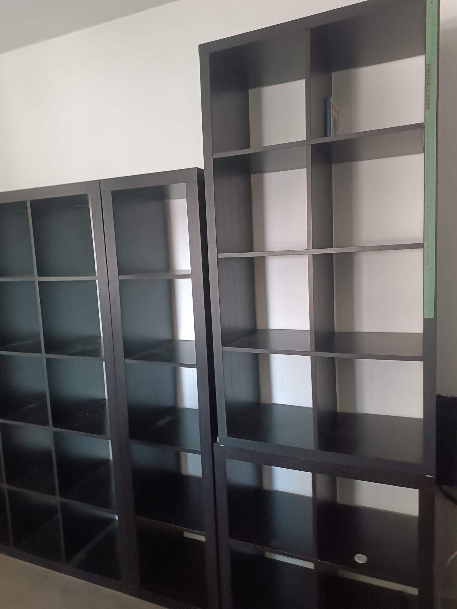 Estantes pretas com divisórias quadradas – IKEA Expedit/Kallax