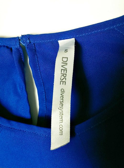 Zwiewna niebieska bluzka krótki rękaw Diverse S