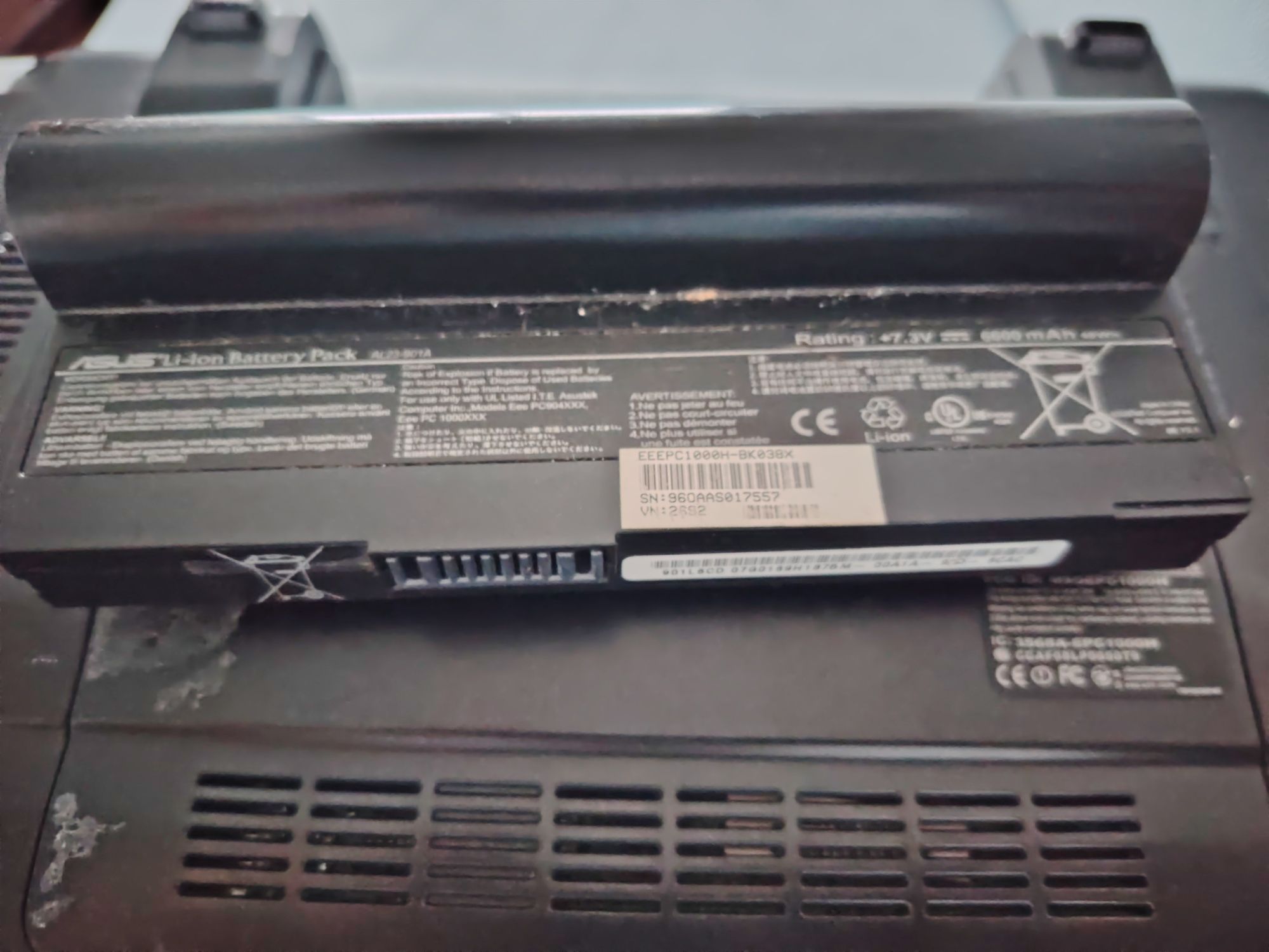 PC de dimensões pequenas Notebook antigo.
