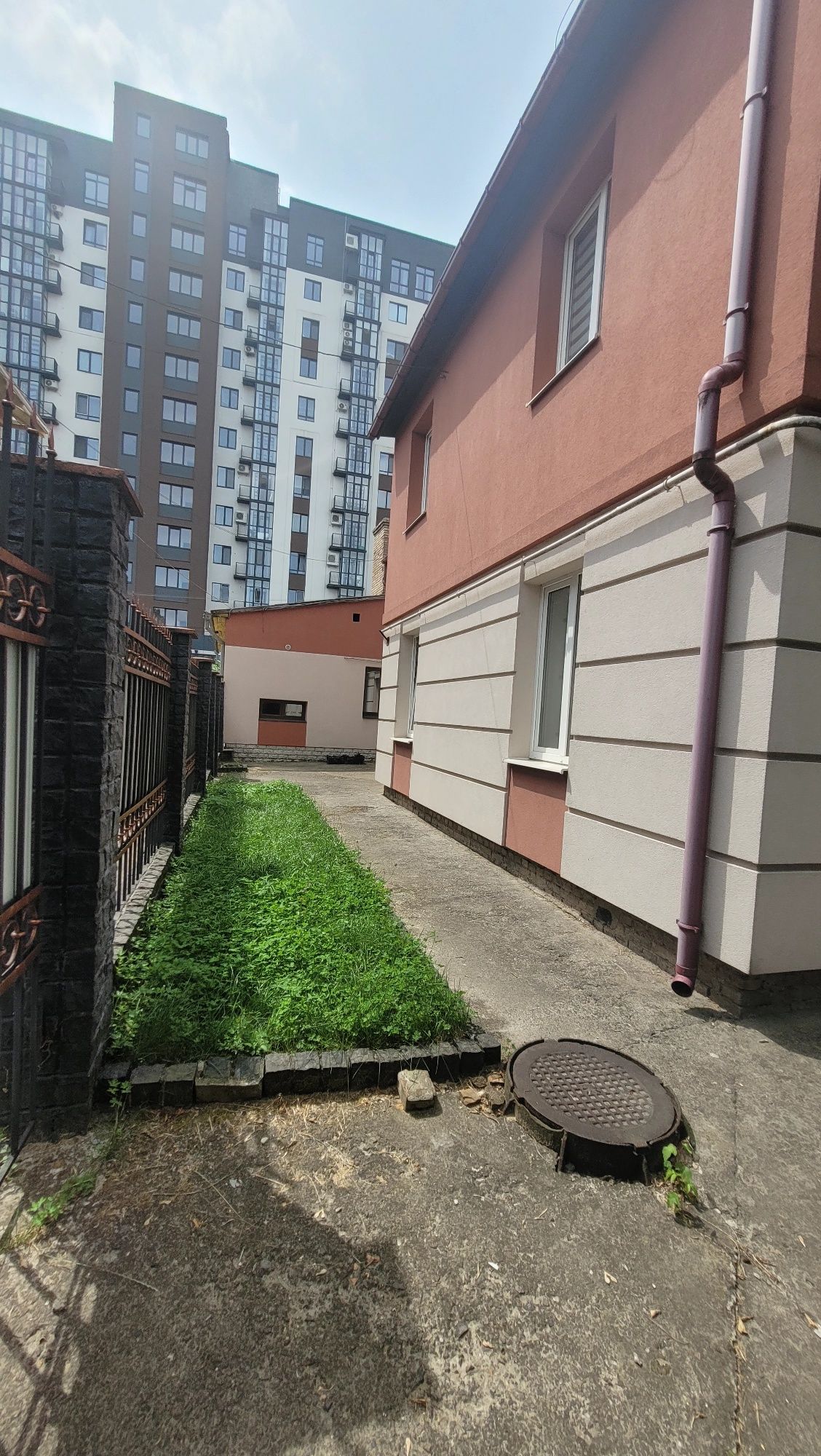 Продж частини будинку в самому Центрі по вул Мазепи.