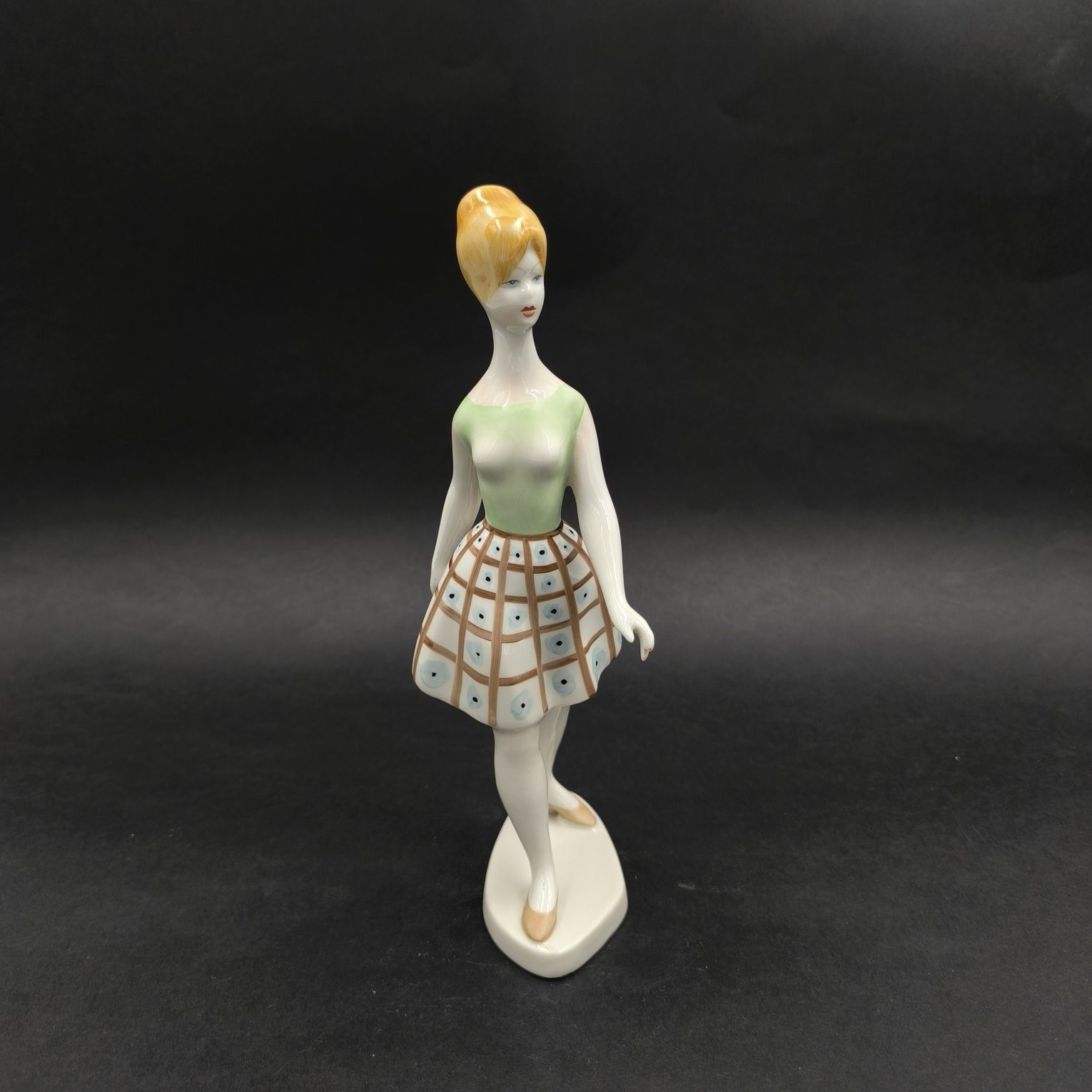 Hollohaza Modelka Figurka Porcelana