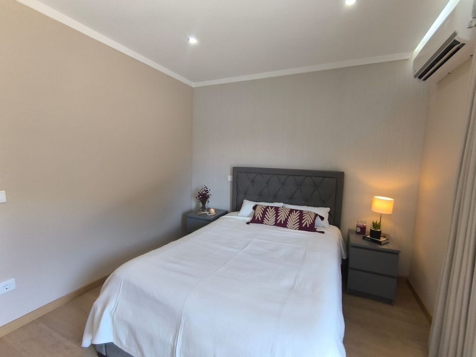 Quarto (cama, colchão e mesas de cabeceira)
