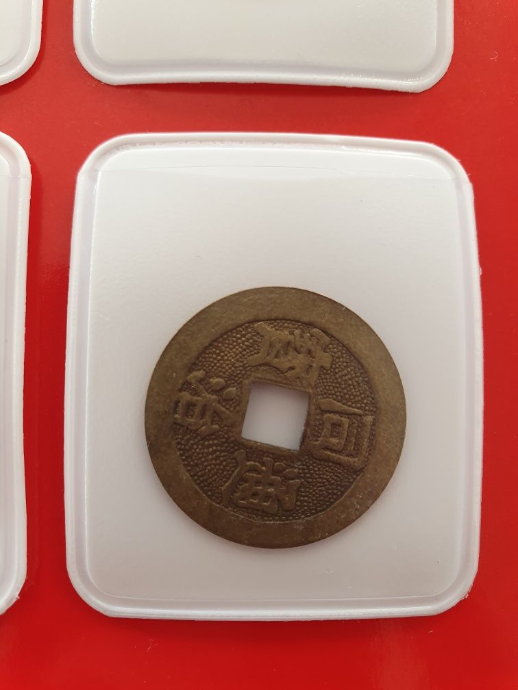 Conjunto de 4 moedas Reino Unido Rainha Isabel II e China