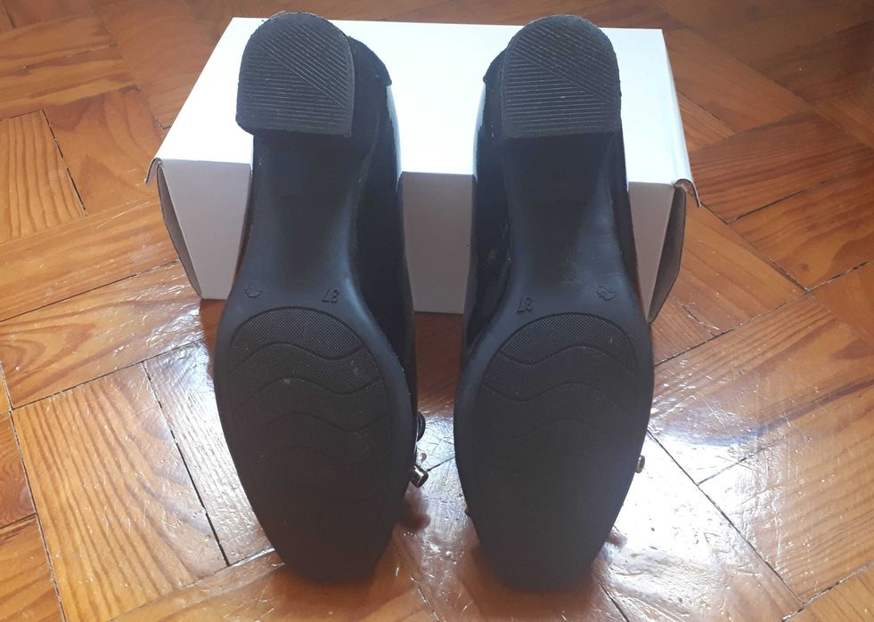 Sapatos pretos em Verniz e Camurça - Tam 37